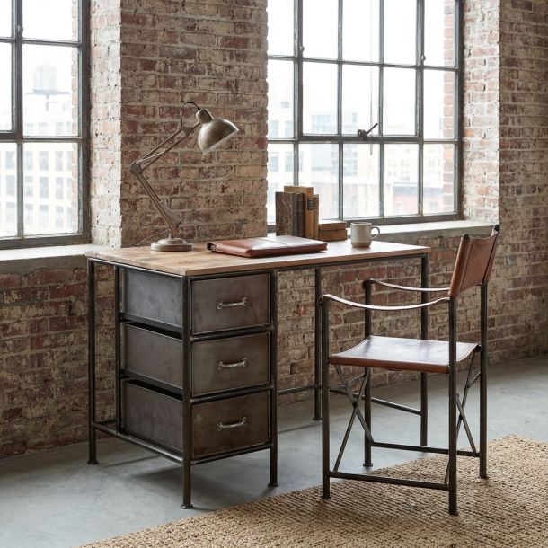  Thomas skrivbord med metalll�dor