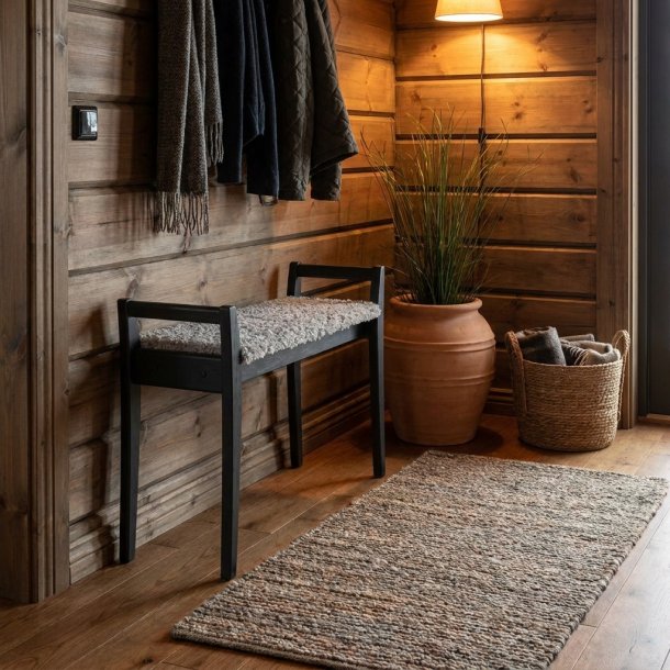 Soul � Pall i svart ek med en bredd p� 58 cm.