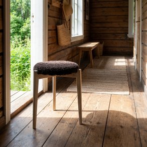 Assist - Taburet med brunt f�reskindss�de, syv forskellige finish