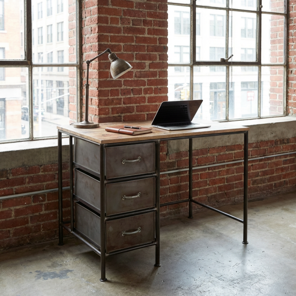  Thomas skrivbord med metalll�dor