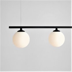 Tudor - Loftlampe i sort metal og tre hvide glaskupler