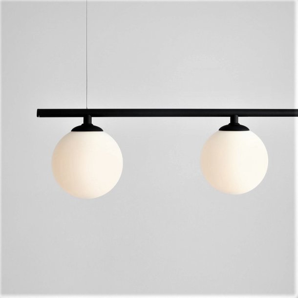 Tudor - Loftlampe i sort metal og tre hvide glaskupler