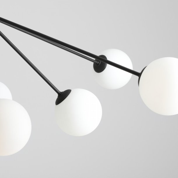 Arana - Loftlampe i sort metal og ti hvide glaskupler