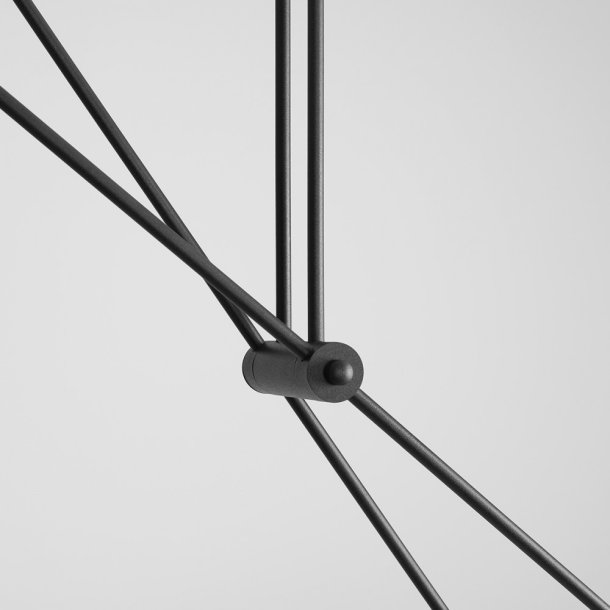 Point - Loftlampe i sort metal og fire hvide skrme