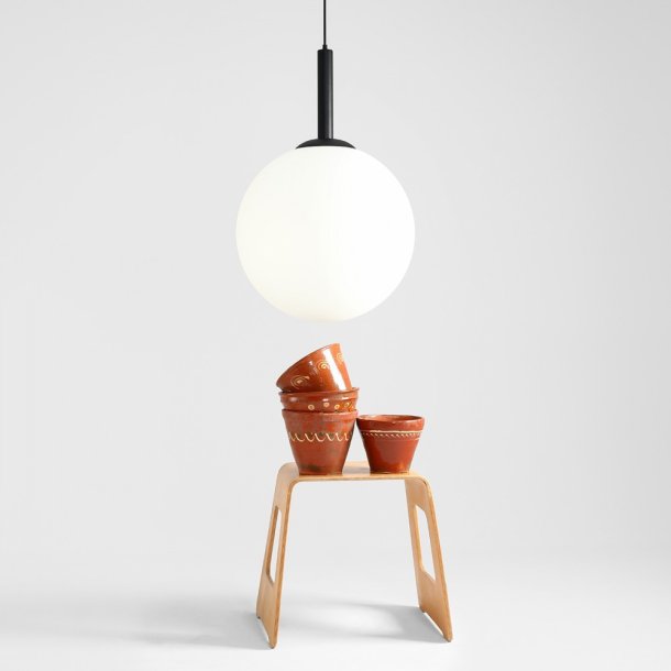 Stick - Loftlampe i sort og glas,  50 cm. kuppel