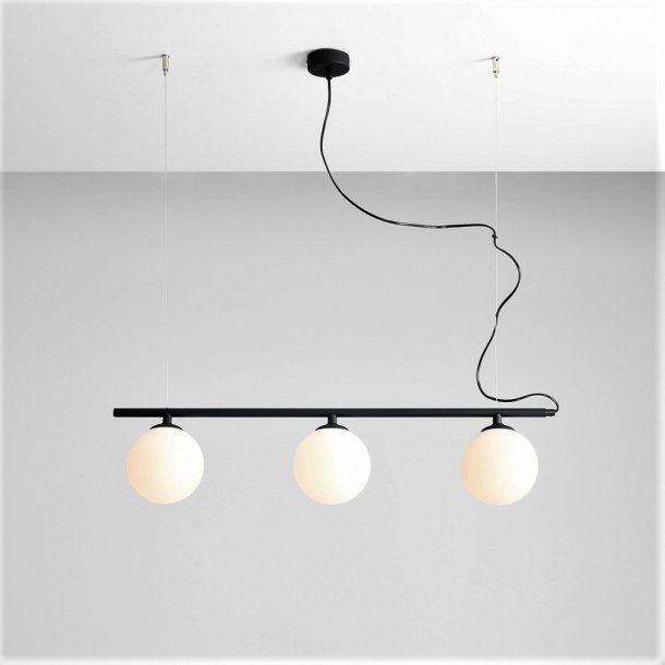 Tudor - Loftlampe i sort metal og tre hvide glaskupler