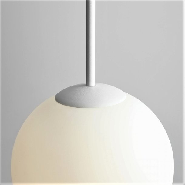 Stick - Loftlampe i hvid metal og glas,  30 cm. kuppel