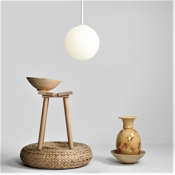 Stick - Loftlampe i hvid metal og glas,  30 cm. kuppel