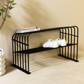  Vigas - Skohylla i svart metall, bredd 70 cm.