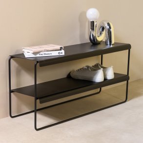 Zoot - Skohylla i svart metall, bredd 73 cm.