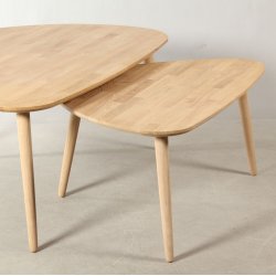 CT 10 - Sofabord i massiv eg med organisk trekantet form i strrelsen 60 x 80 cm