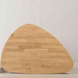 CT 10 - Sofabord i massiv eg med organisk trekantet form i strrelsen 60 x 80 cm