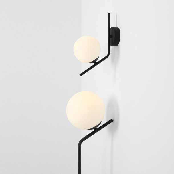 Arts - Vglampe i sort metal og hvidt glas