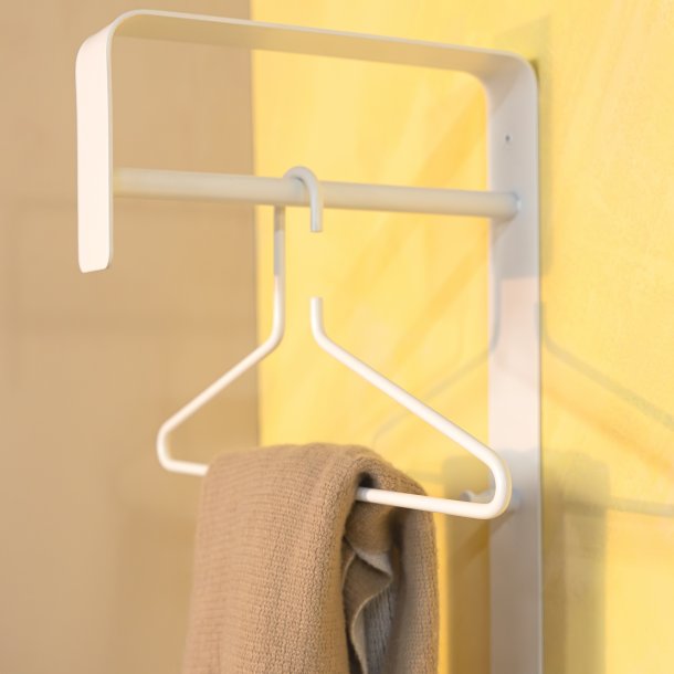 Artic - Hatthylla i vit metall, h�jd 115 cm.