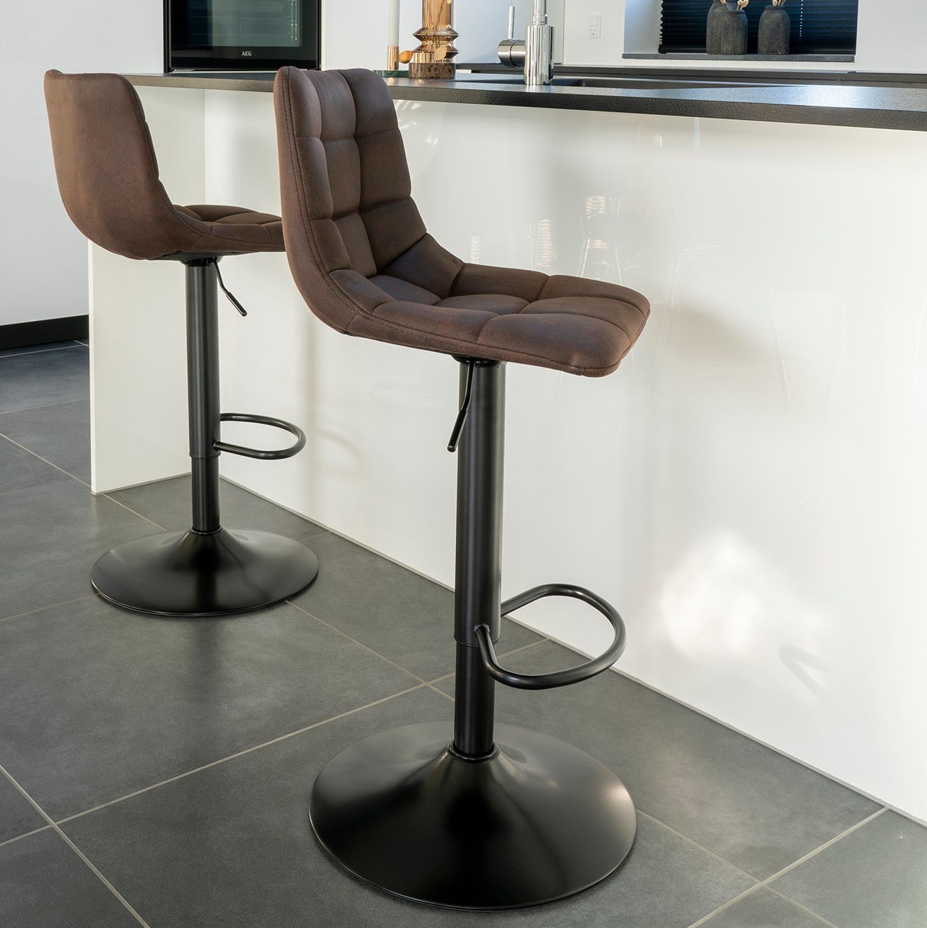 Icey – 2 barstole i sort metal med mørkebrun stof sæde
